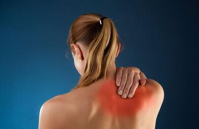 Back pain in a woman's shoulders