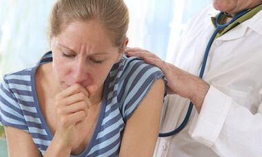 The doctor examines a patient with sharp pain in the shoulders when coughing
